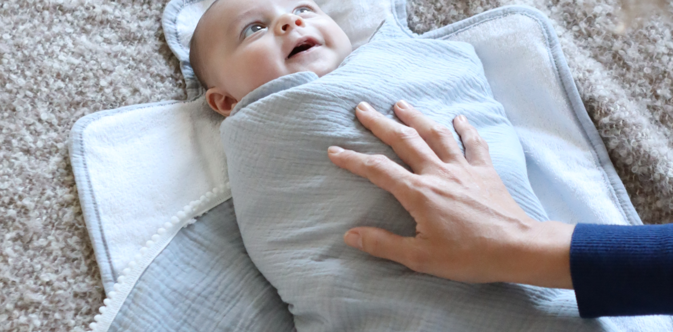 De 6 stappen voor het inwikkelen van je baby in een inbakerdoek